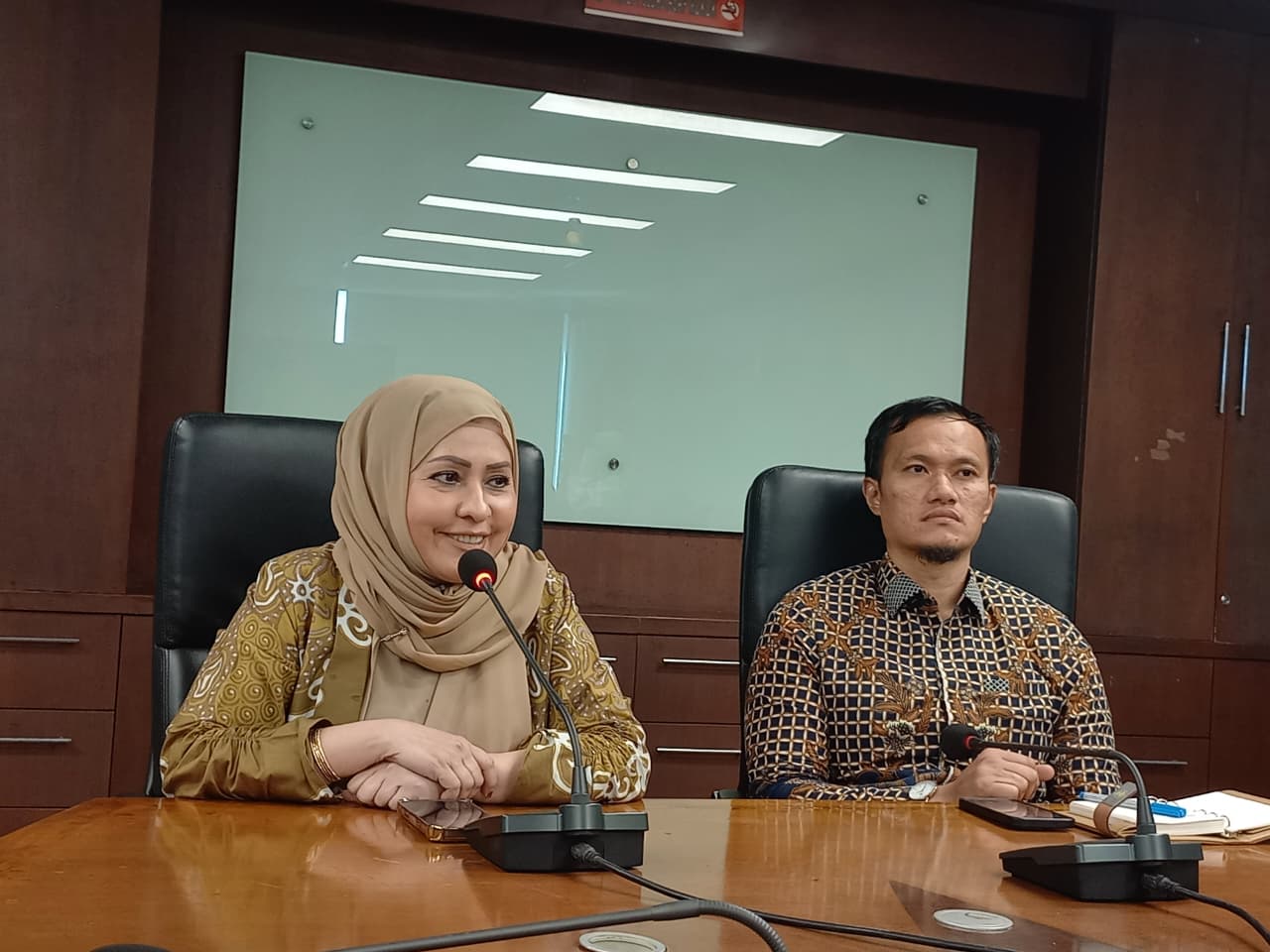 Kepala Biro Administrasi Pimpinan Pemprov Kaltim, Syarifah Alawiyah (kiri) menyampaikan klarifikasi di Samarinda, Kamis (15/1). (EKO PRALISTIO/KP)