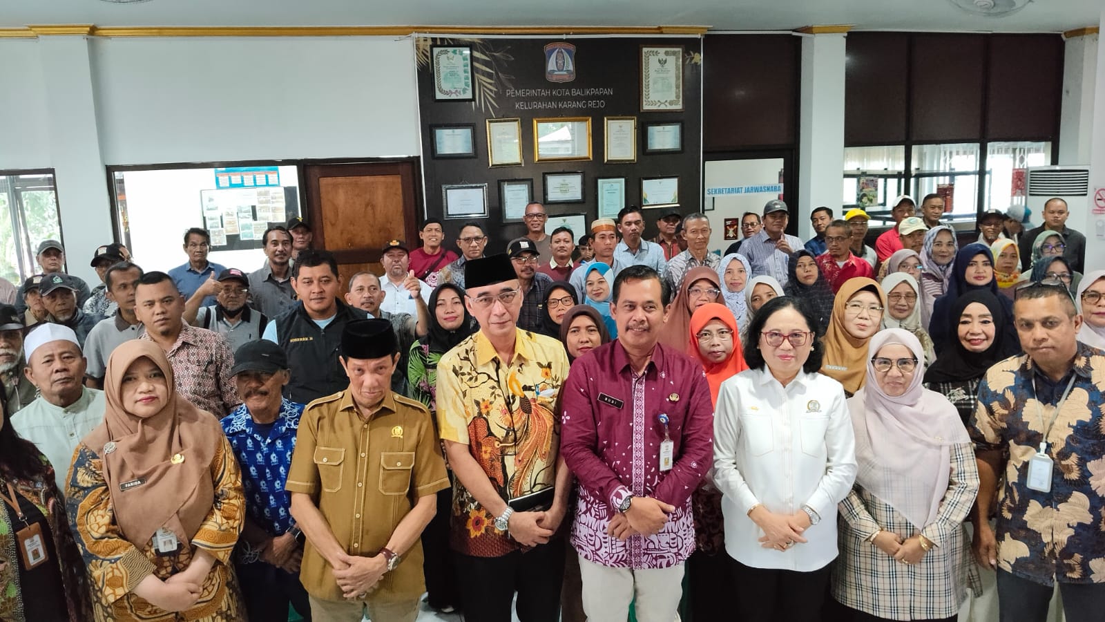 Camat Balikpapan Tengah Ariefdah Aida Kuntjoro (tengah batik kuning) bersama Lurah Karang Rejo Budi, stakeholder, dan seluruh ketua RT yang hadir di Rakorenbang Kelurahan Karang Rejo.  &nbsp;
