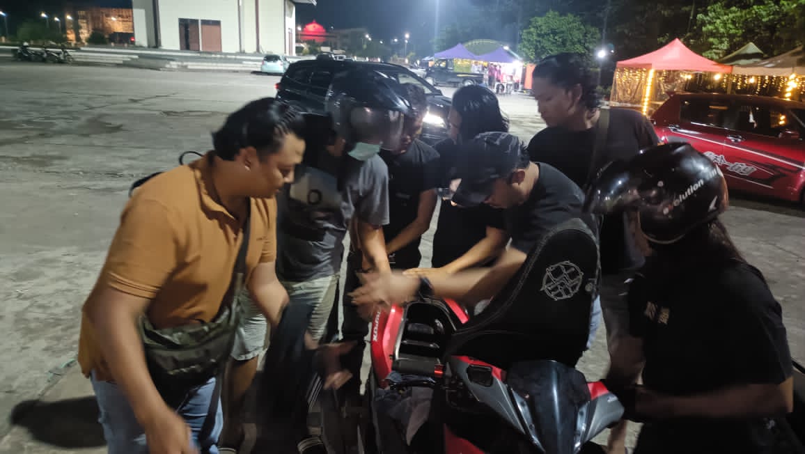 Polisi menangkap tersangka pencurian sepeda motor di Muara Komam.  &nbsp;