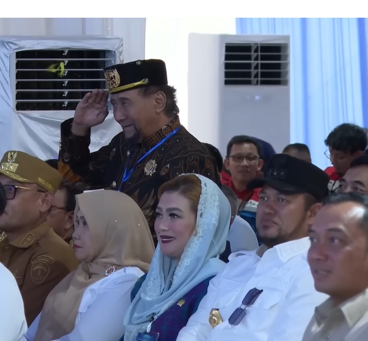 Duduk di barisan belakang, Sultan Kukar Adji Muhammad Arifin memberikan hormat kepada Presiden Prabowo saat menghadiri peresmian RDMP Kilang Balikpapan, Senin (12/1) lalu. (YOUTUBE SETPRES RI)
