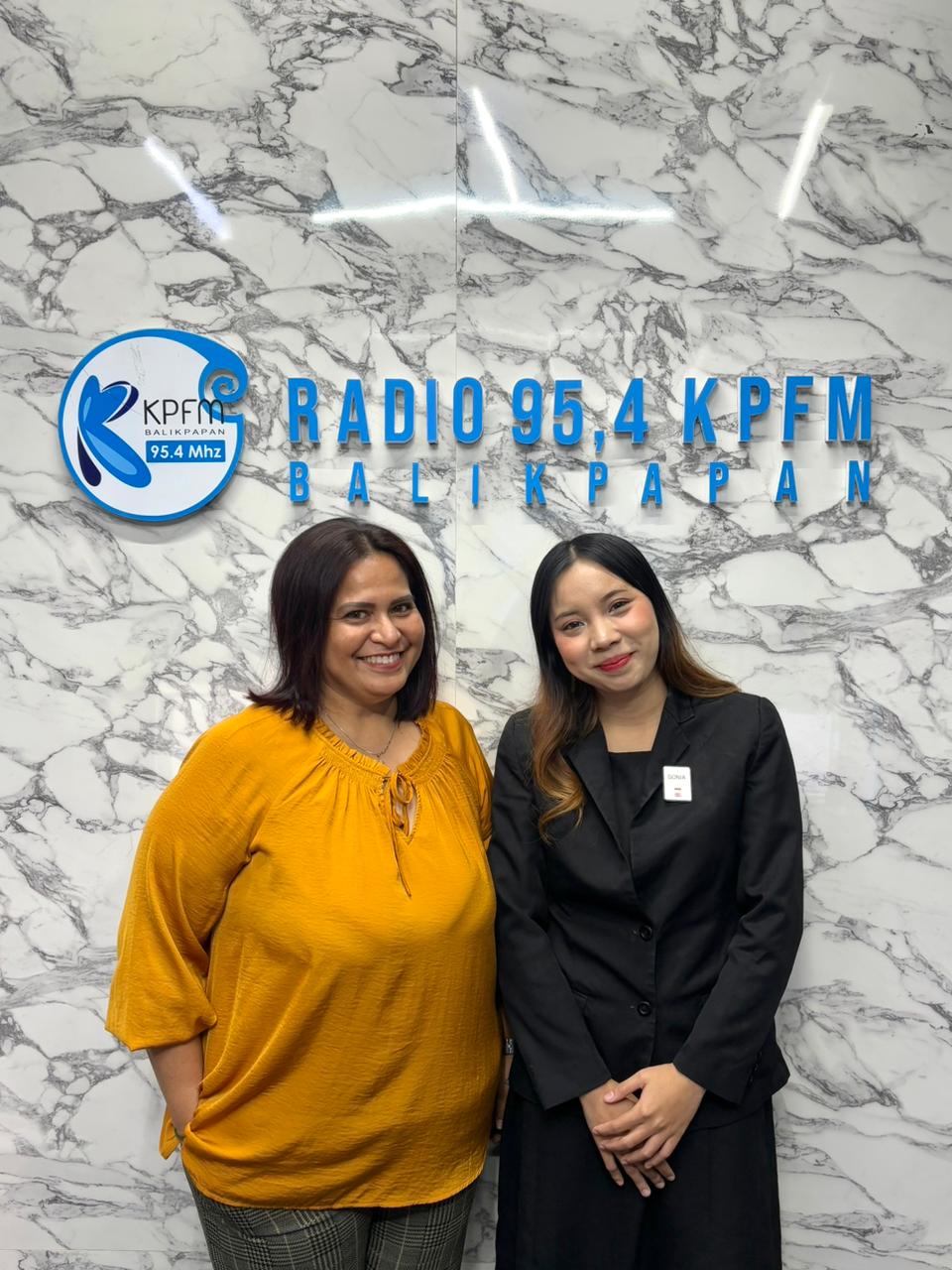 MENU SEHAT: Marcomm Novotel Balikpapan, Sonia (kanan) mengupas Healthy Foof A La Carte yang dihadirkan hotel bintang 5 ini untuk para tamu, saat berbincang di KPFM Balikpapan.