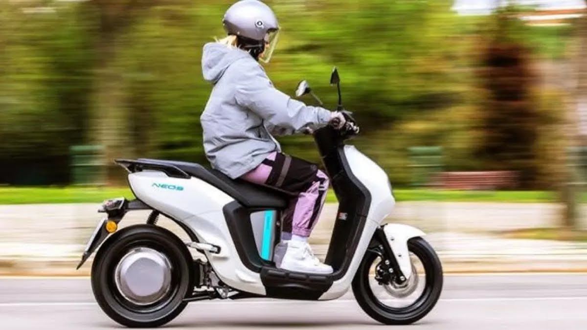 LEBIH EFISIEN: Yamaha Neos salah satu model sepeda motor listrk.