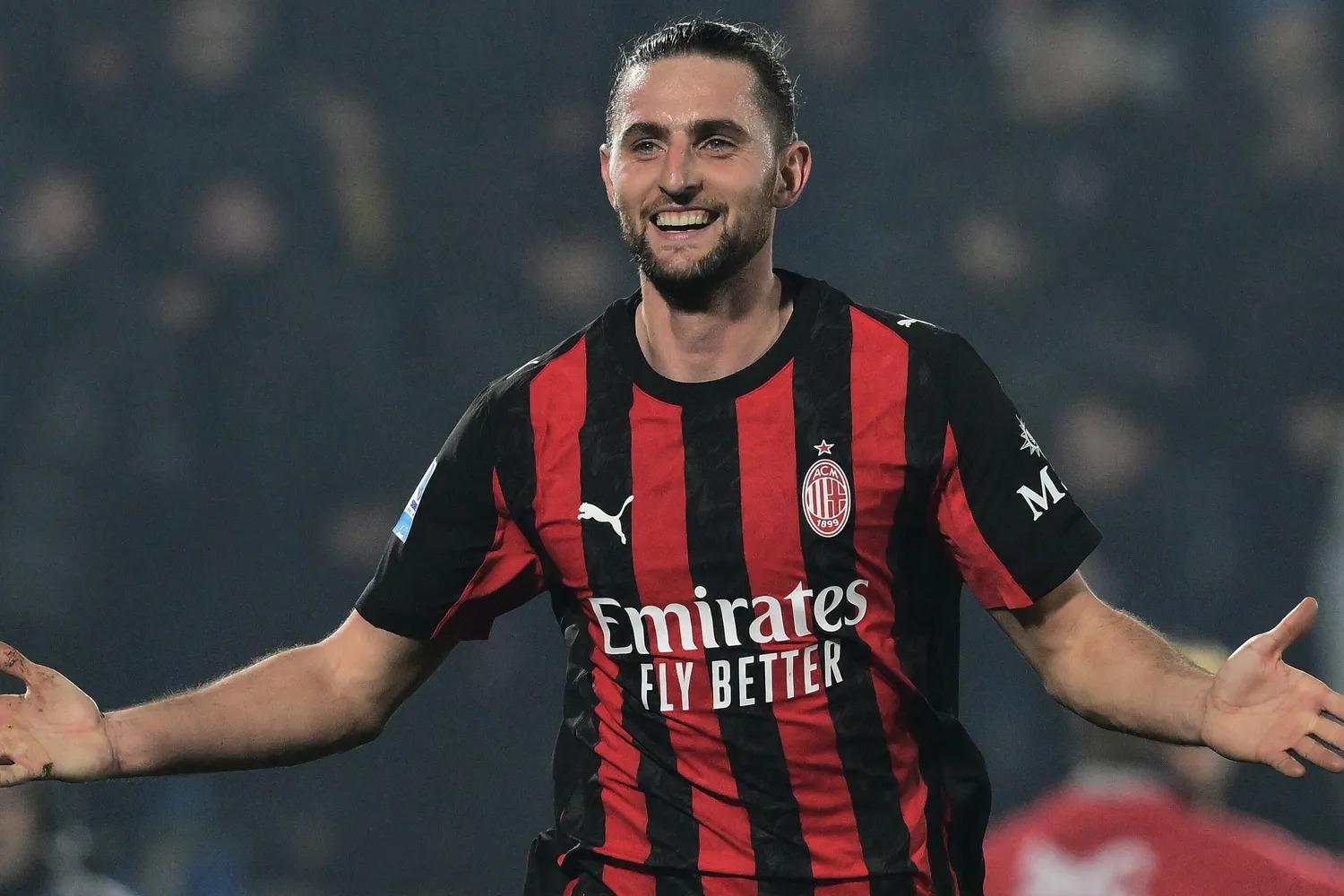 Adrian Rabiot jadi bintang kemenangan AC Milan atas Como dengan skor 3-1.