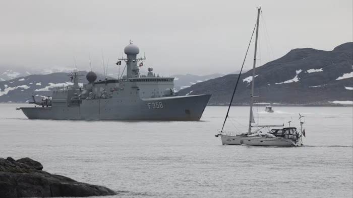 Angkatan Laut Denmark berjaga di sekitar wilayah Nuuk, Greenland. (AFP Photo)