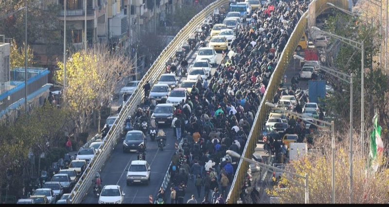 Ribuan warga memadati jalan layang di Teheran saat aksi protes anti-pemerintah meluas, di tengah pemadaman internet nasional. (Foto CNN)