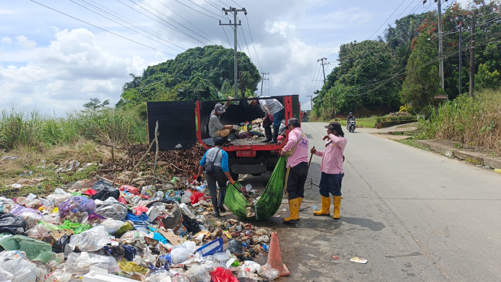 Petugas DLH Samarinda membersihkan tumpukan sampah di TPS ilegal Pinang Seribu.  &nbsp;