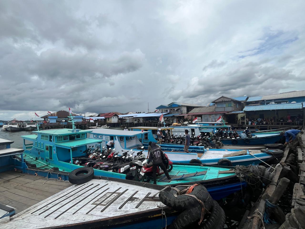 TRADISIONAL: Aktivitas di dermaga Kampung Baru masih menjadi andalan masyarakat menggunakan transportasi laut.