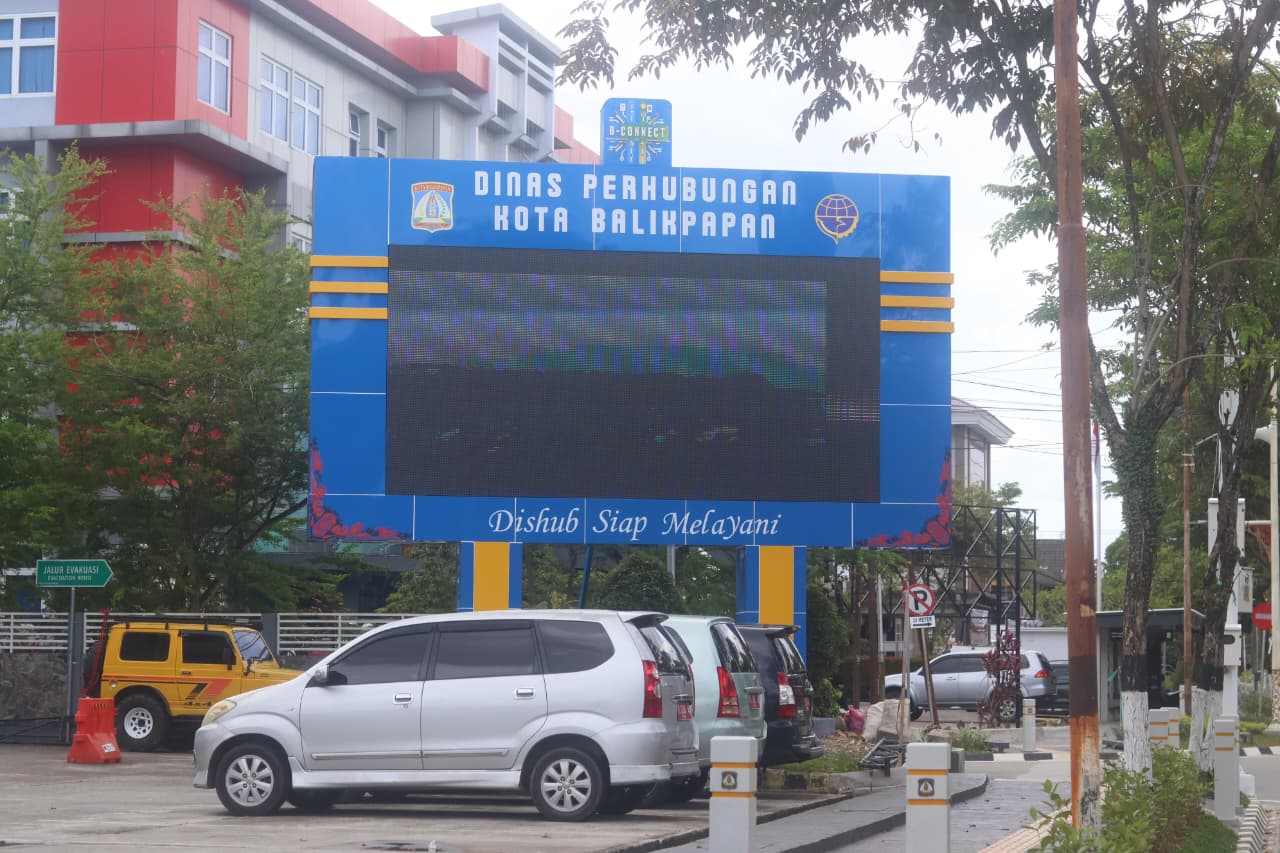 SUMBER PENDAPATAN: Videotron yang terpasang di kantor Dishub Balikpapan Jalan Ruhui Rahayu I.