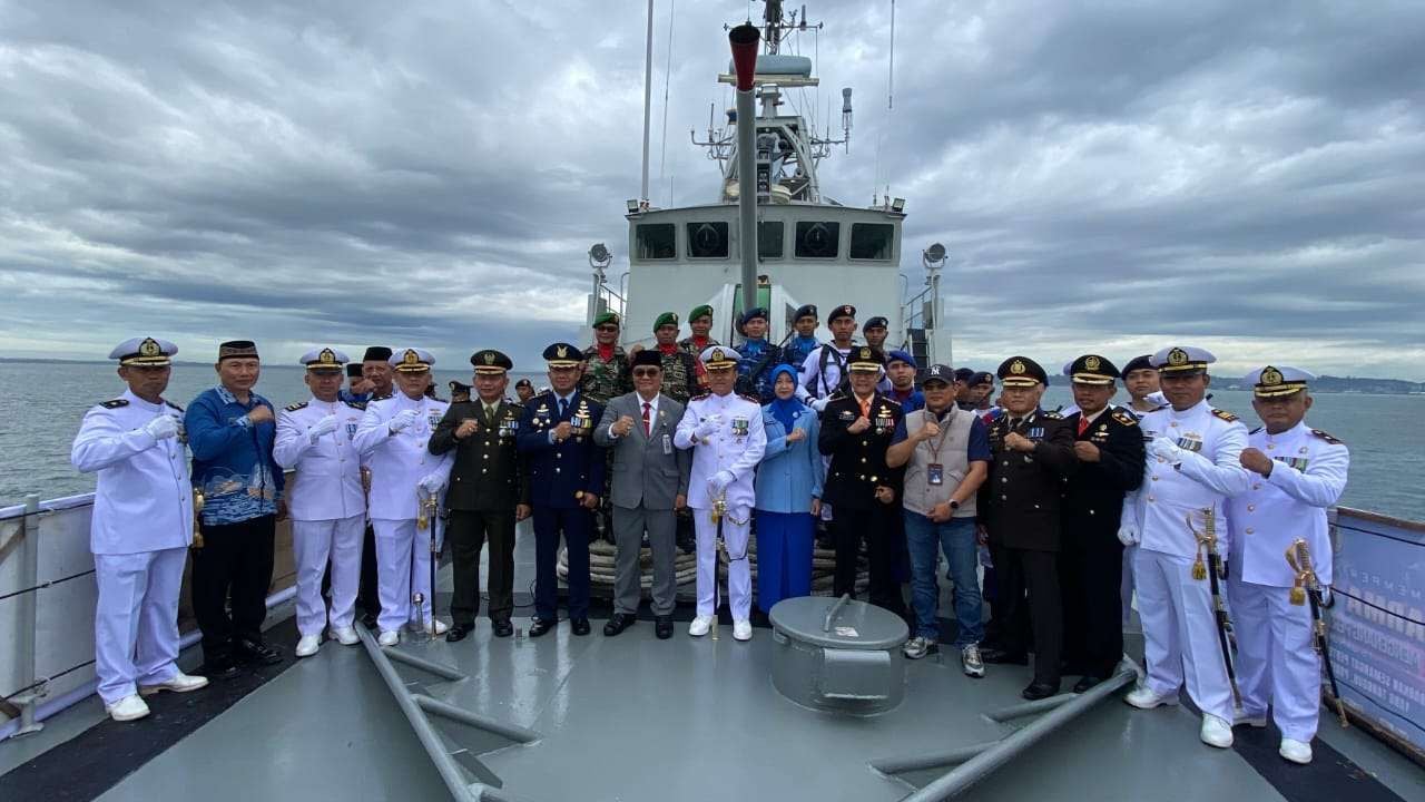 TABUR BUNGA: Upacara tabur bunga digelar Lanal Balikpapan dari atas kapal KRI HIU-634 di perairan Balikpapan.