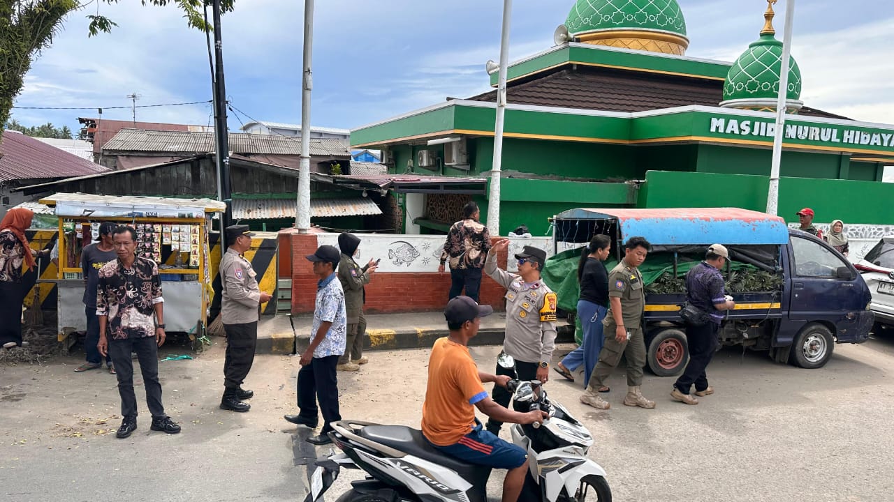 PENGAWASAN: Razia gabungan digelar Polsek Balikpapan Timur di kawasan Jembatan Manggar. Petugas melakukan penertiban yang kerap menjadi lokasi pasar transaksi terbuka.