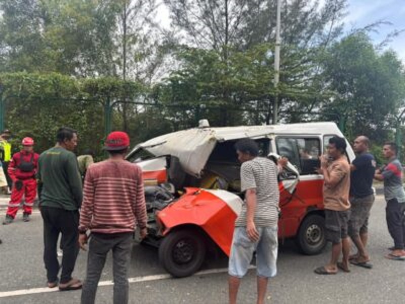 LAKA LANTAS: Kecelakaan melibatkan mobil angkot yang menabrak truk tengah parkir di jalan Yos Sudarso.