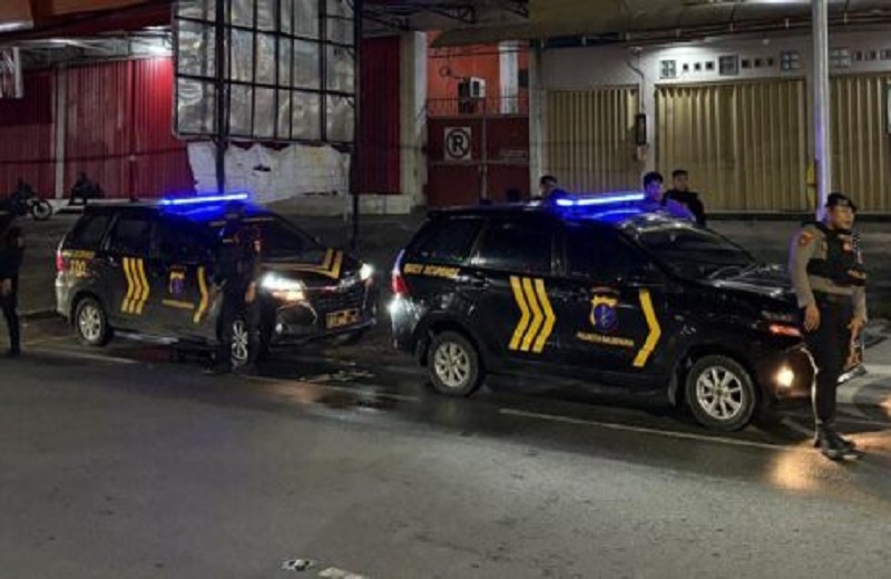 PENCURIAN: Warga mengamankan terduga pelaku yang melakukan pencurian kabel kemudian diserahkan ke polisi.