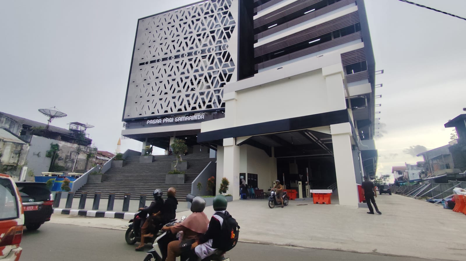 TUNGGU KEPASTIAN: Gedung Pasar pagi baru masih dibayang-bayangi tempias air hujan sehingga perlu penanganan segera. (DENNY SAPUTRA/KP)