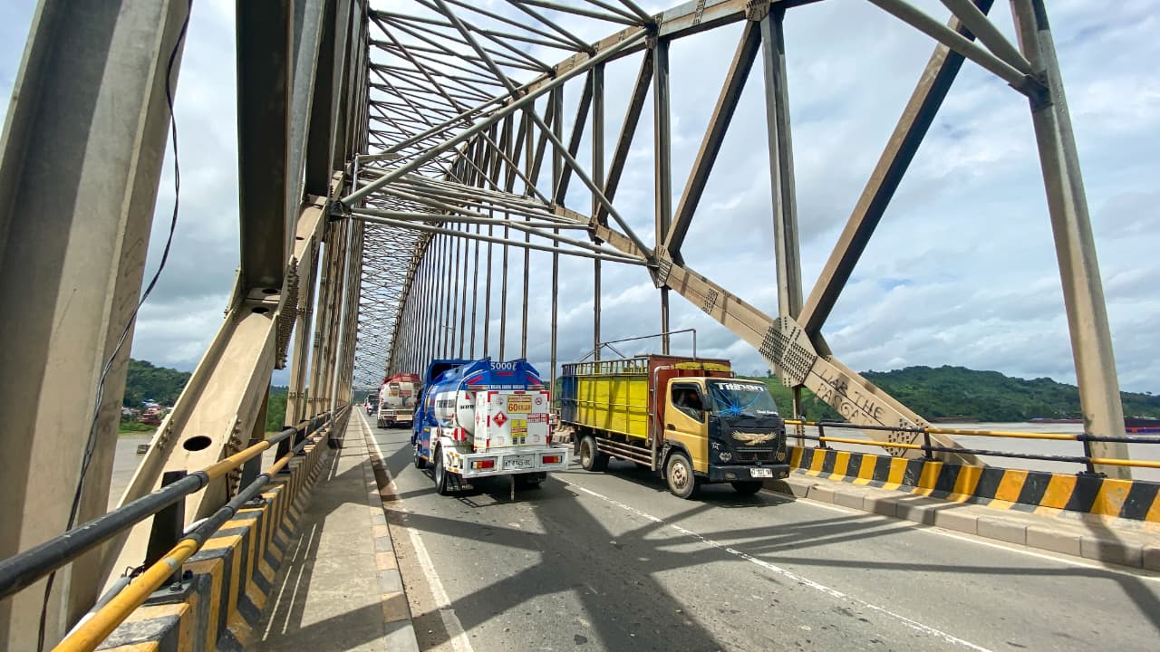 Kendaraan bertonase besar disarankan untuk parkir dan tidak melewati Jembatan Mahulu selama proses pengujian. (DOK/KP)