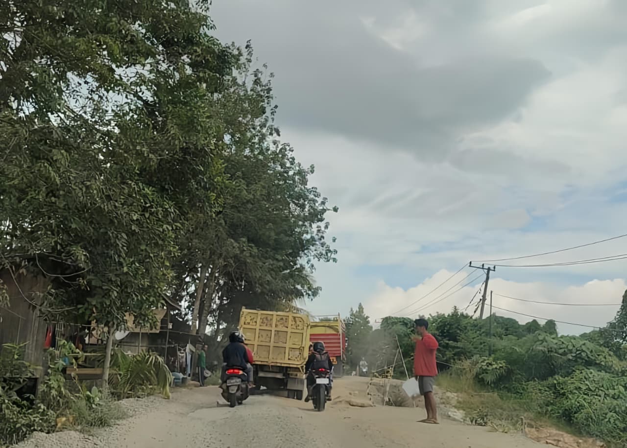 BERBAHAYA: Badan Jalan Poros Sangatta&ndash;Bengalon tergerus longsor dan menyisakan satu lajur kendaraan.