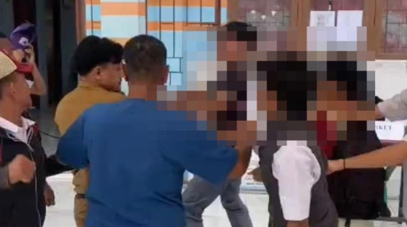 ADU JOTOS: Tangkapan layar peristiwa adu jotos antara guru dengan siswa di SMK di Jambi.