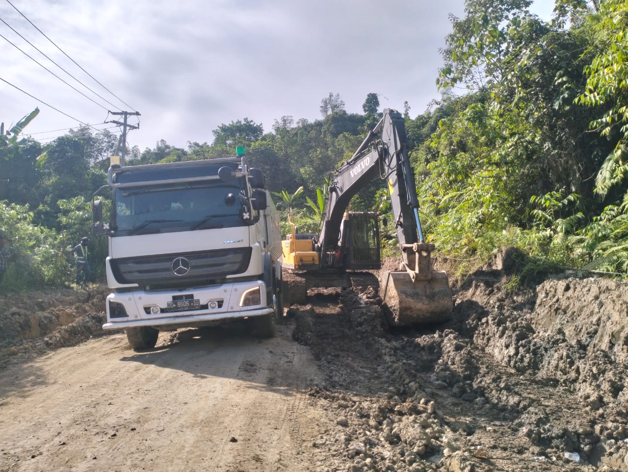 Perbaikan sementara ruas jalan SP Blusuh yang mengalami kerusakan cukup parah.  &nbsp;