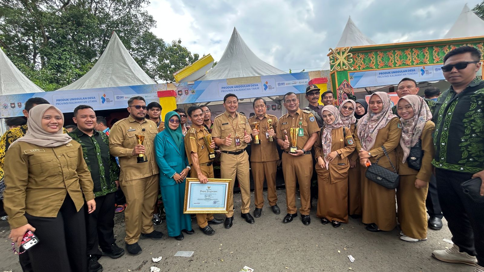 Kepala Desa Pasang Jaya Dzikri Zulkarnain memegang penghargaan di Boyolali, Kamis (15/1/2026)  &nbsp;