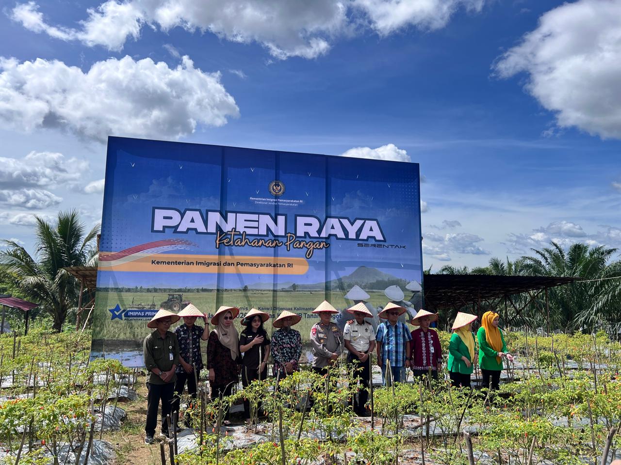 Rutan Tanah Grogot saat memanen hasil pertanian di belakang kawasannya pada Kamis (15/1/2026).