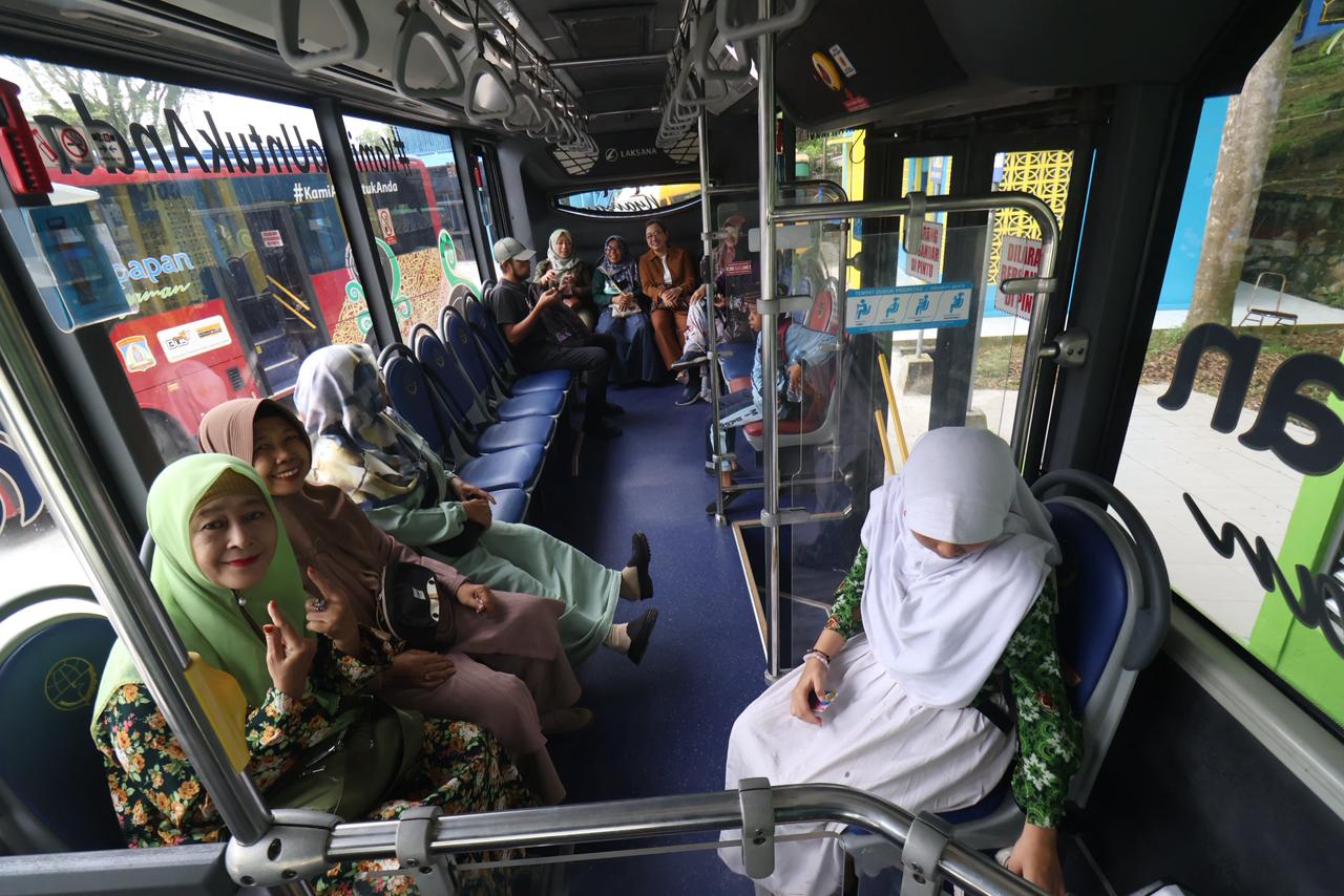 Bus Bacitra yang melayani warga di Balikpapan. Saat ini masih menggunakan bahan bakar minyak. (FOTO ANGGI PRADITHA/KP)