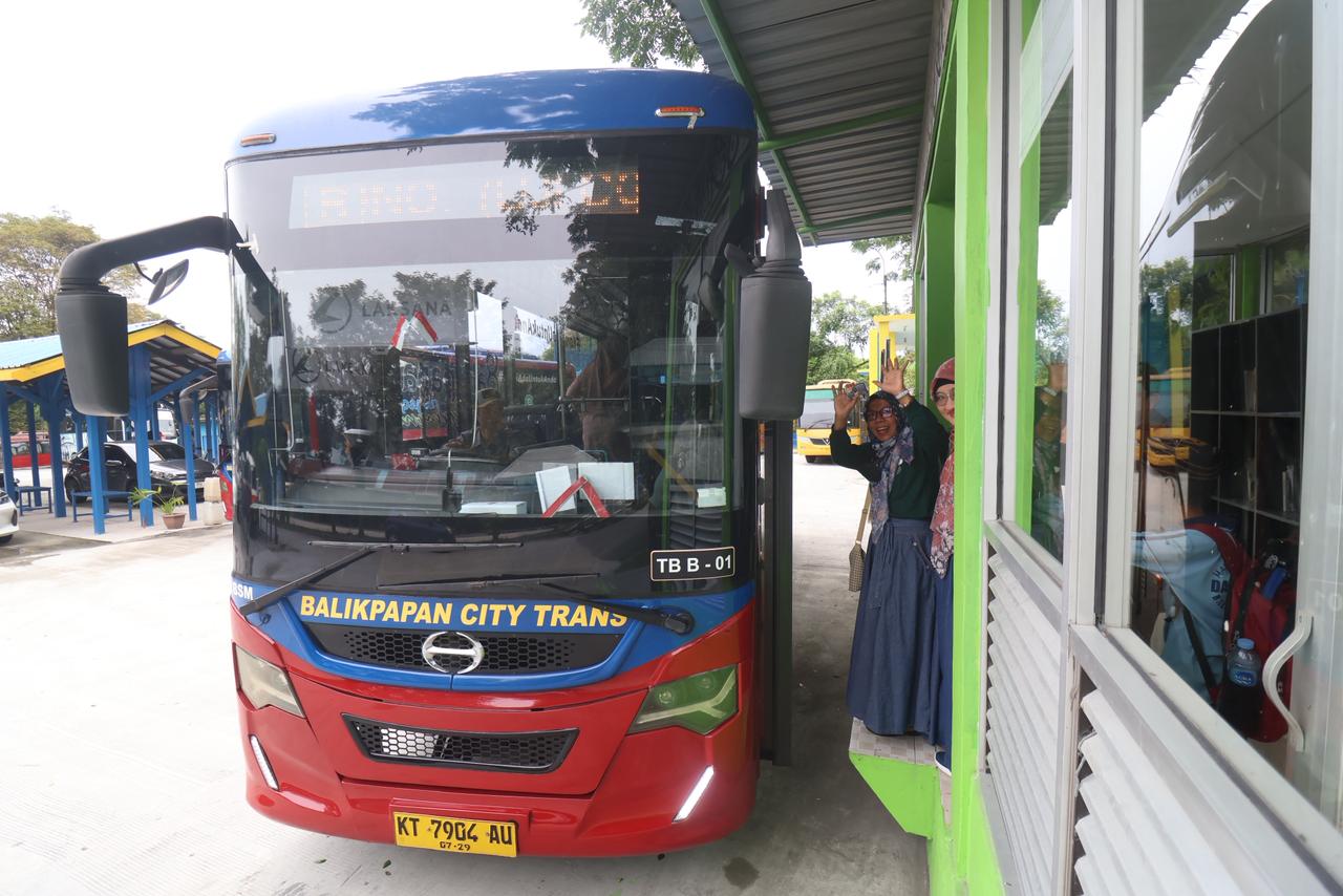Bus Bacitra yang melayani warga di Balikpapan. Saat ini masih menggunakan bahan bakar minyak. (FOTO ANGGI PRADITHA/KP)