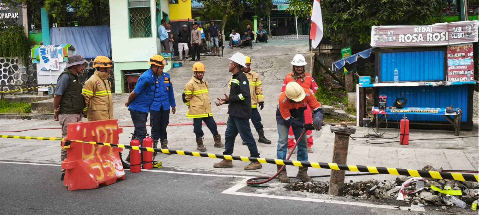 Proses pemotongan pipa yang berada di tengah jalan Taman Sari, depan SMP 11 Balikpapan.