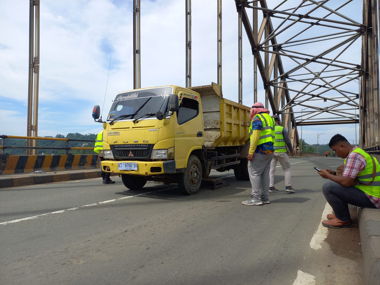 Dinas Pekerjaan Umum, Penataan Ruang dan Perumahaan Rakyat Kaltim melaksanakan uji dinamis dengan melihat respons getaran ketika jembatan diberi beban atau mengalami pergerakan. (EKO PRALISTIO/KP)