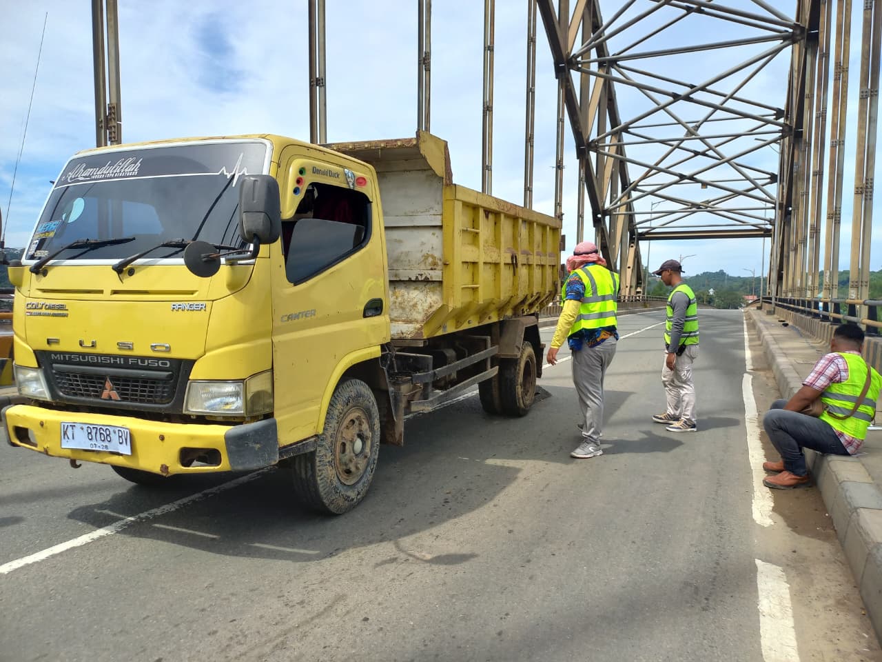 Dinas Pekerjaan Umum, Penataan Ruang dan Perumahaan Rakyat Kaltim melaksanakan uji dinamis dengan melihat respons getaran ketika jembatan diberi beban atau mengalami pergerakan. (EKO PRALISTIO/KP)
