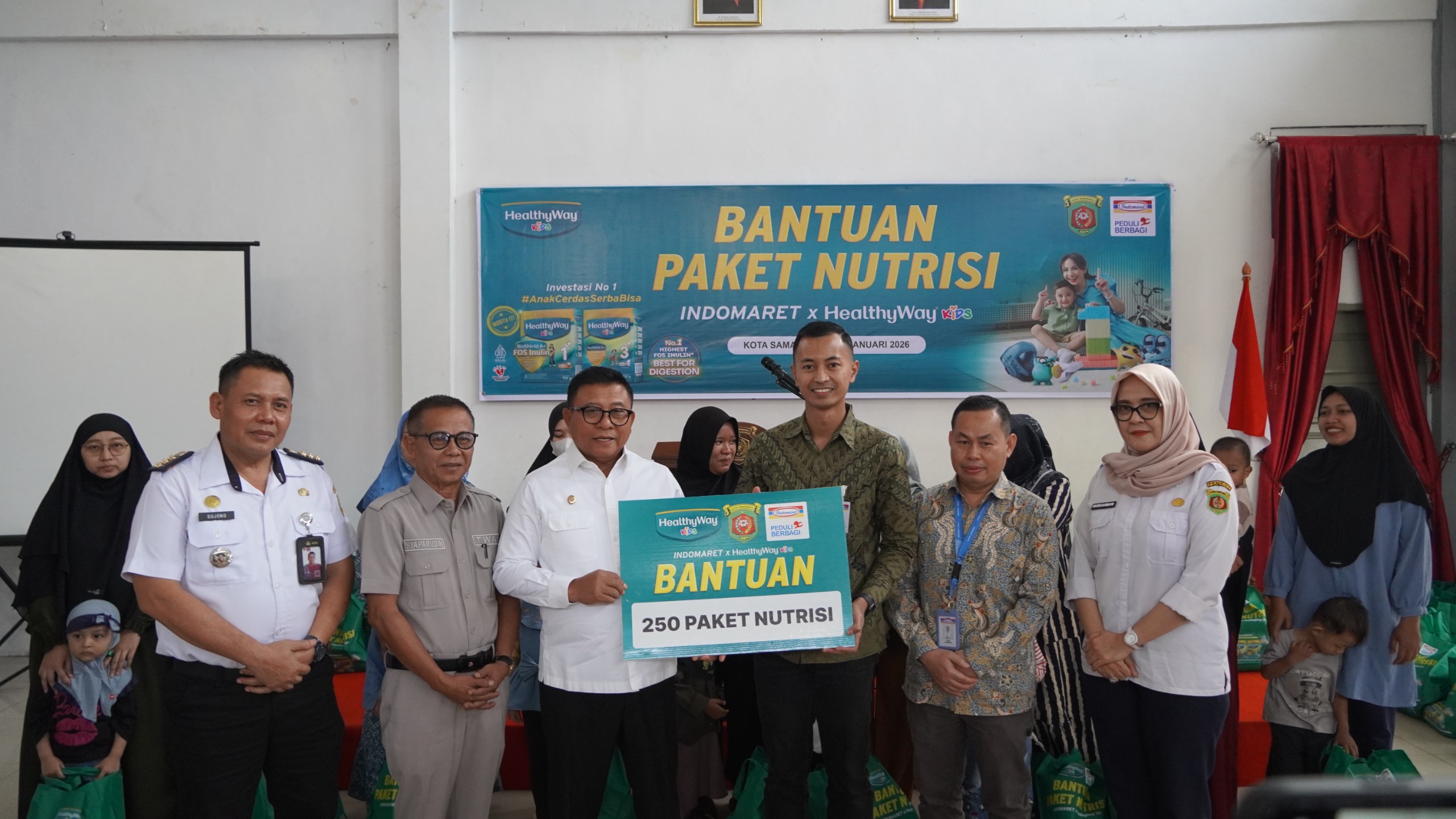 PENYERAHAN PAKET: Penyerahan 250 Bantuan Paket Nutirisi dari Indomaret oleh Branch Manager Indomaret Cabang Samarinda ke Wakil Wali Kota Saefuddin Zuhri (ketiga kiri) bersama pejabat pemkot.