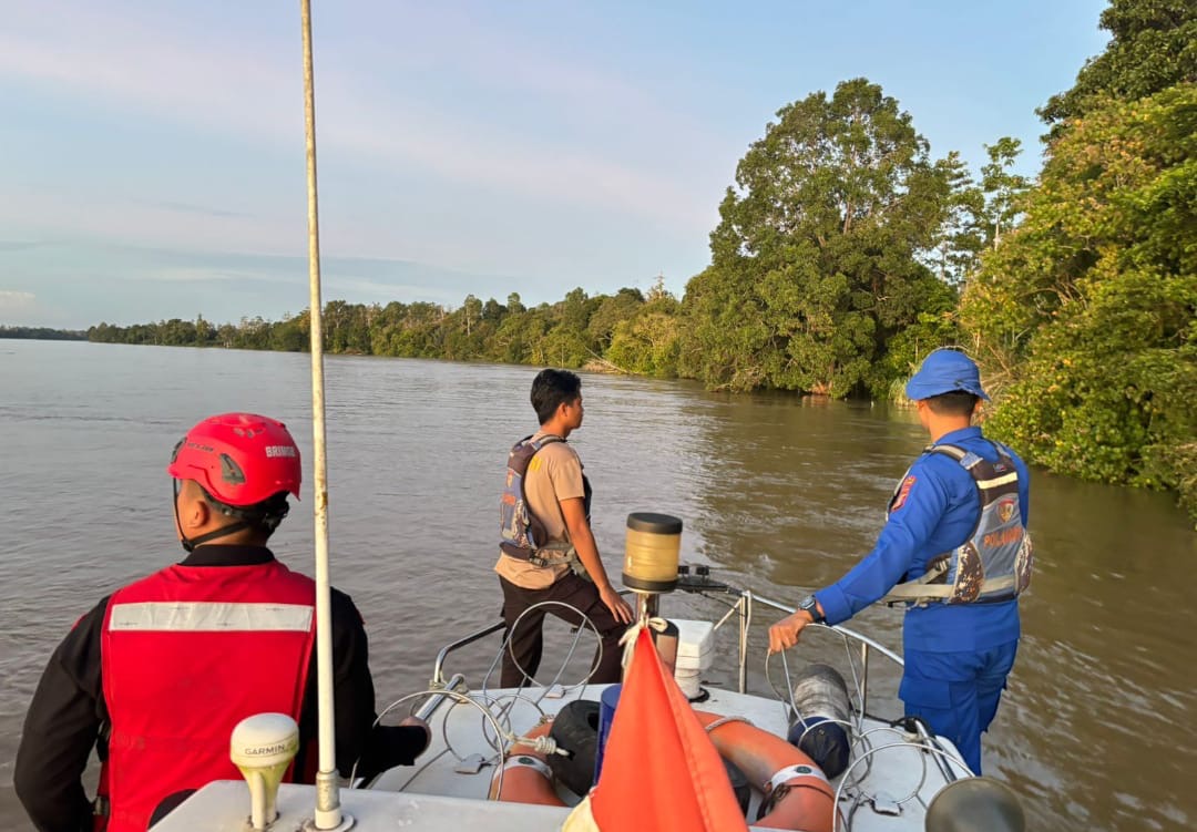 SISIR SUNGAI: Pencarian korban tenggelam di Penyinggahan Ilir terus dilakukan.