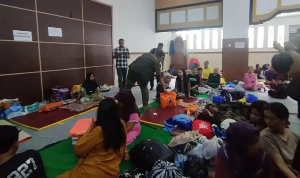 BANJIR: Pengungsi banjir memenuhi aula Gedung DPRD Kudus.