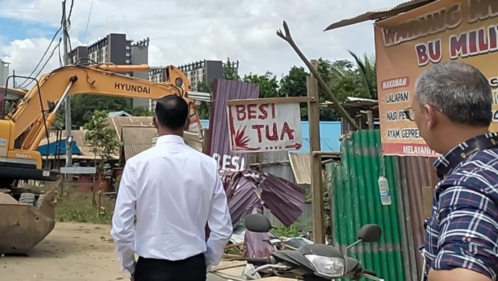 DIBONGKAR: Penampungan besi tua dan warung tuak dibongkar oleh Otorita IKN.