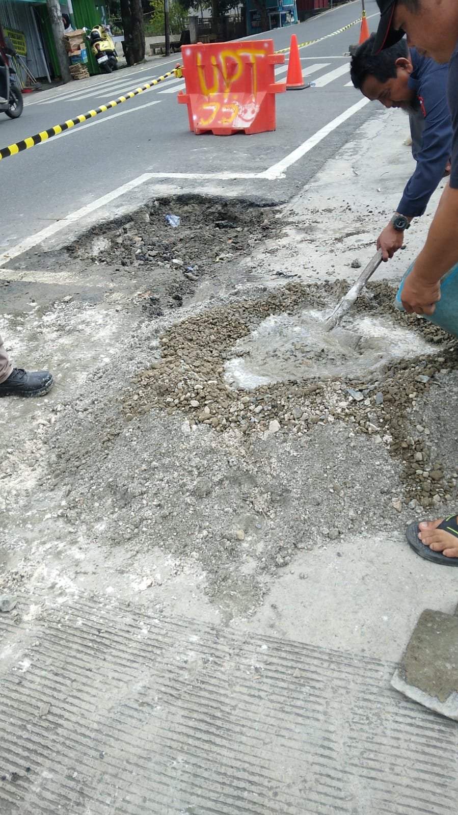 Kondisi pipa yang berhasil dipotong langsung ditutup semen sejajar dengan jalan dan tidak membahayakan pengguna jalan.  &nbsp;  &nbsp;  &nbsp;