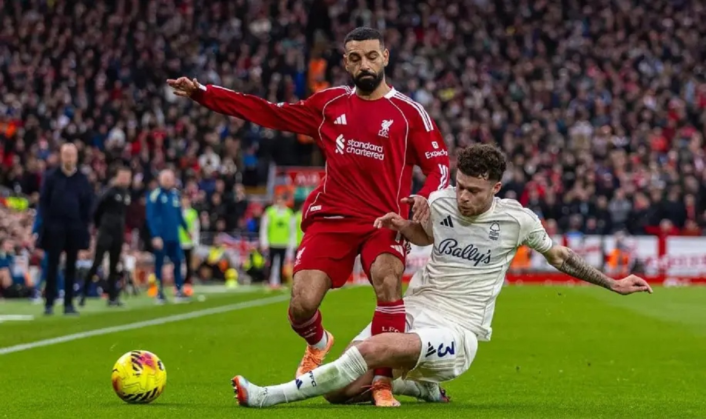 BEREBUT BOLA: Pemain Liverpool, Mohamed Salah (kiri) saat pertandingan Liga Inggris di Liverpool, Inggris, tahun lalu.