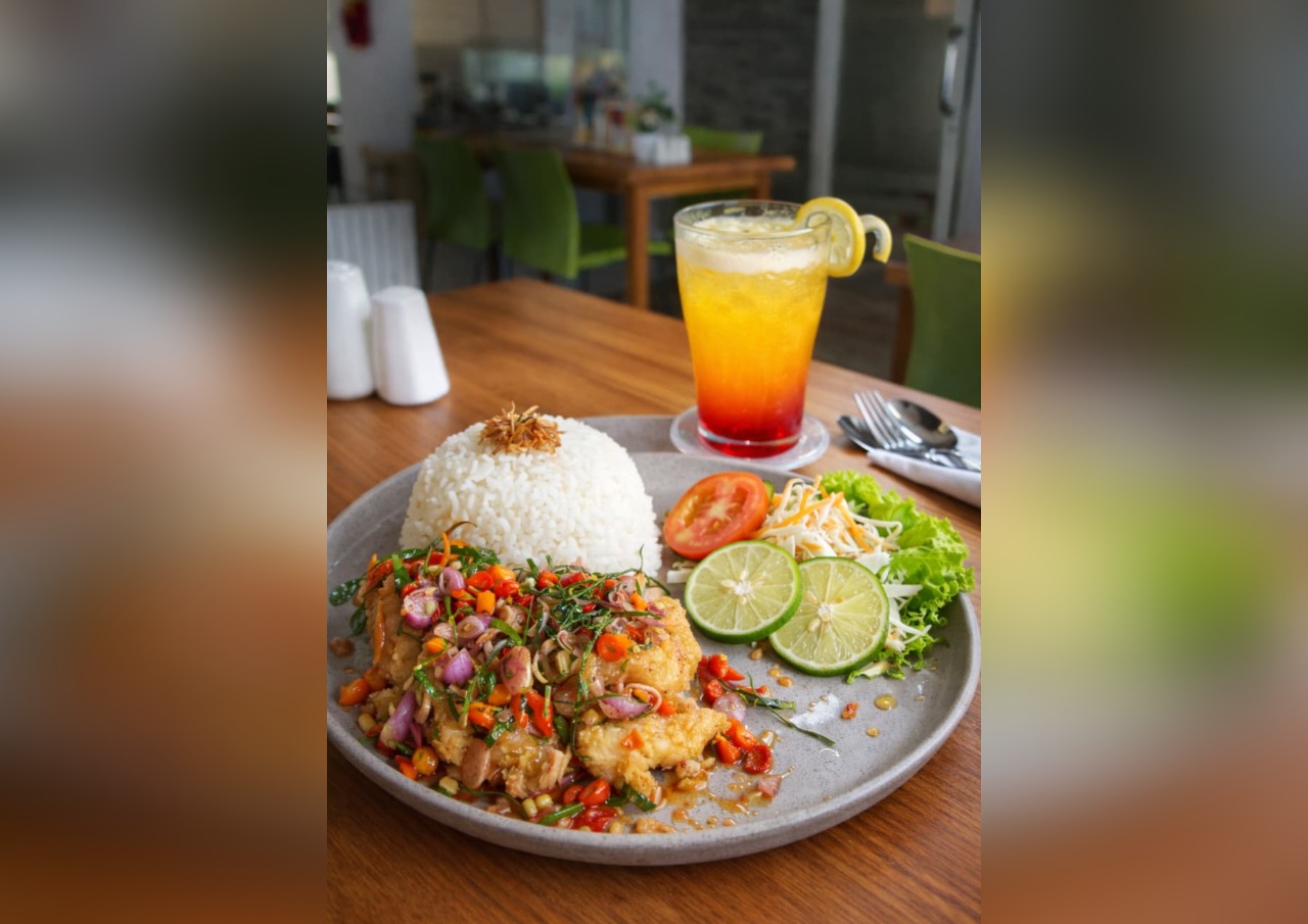 MENU ANDALAN: Sambal Matah dengan pilihan ikan atau ayam crispy menjadi alternatif bagi tamu yang menginginkan sensasi segar dan pedas.