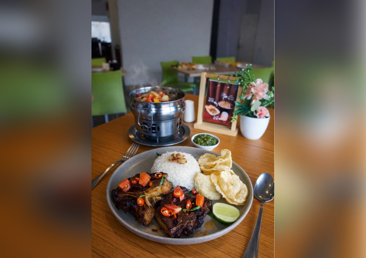 KHAS: Olahan buntut sapi dipanggang hingga menghasilkan aroma bakar yang khas, kemudian disajikan bersama nasi putih hangat, kerupuk, sambal hijau, dan kuah pendamping yang menjaga karakter rasa.