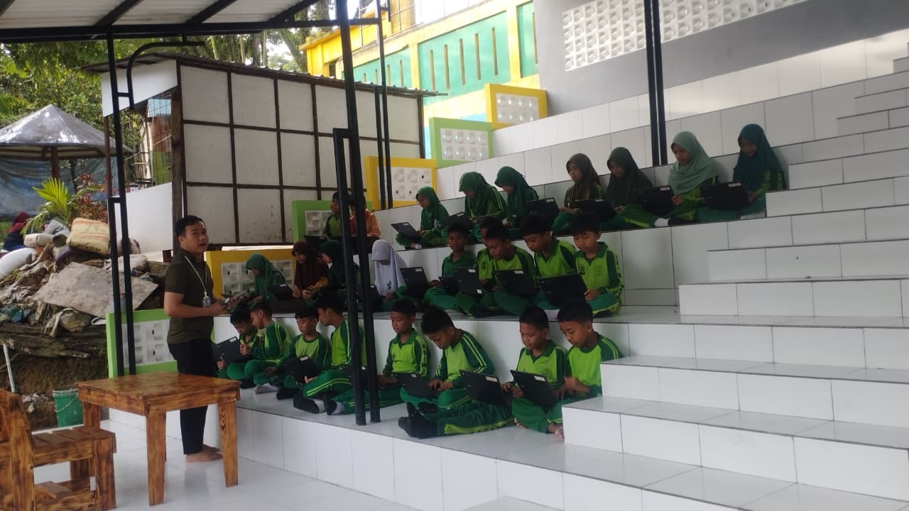 Siswa SD 009 Balikpapan Utara belajar di The Dream Gazebo, ruang terbuka hasil inovasi Disdikbud Balikpapan untuk atasi kekurangan kelas.