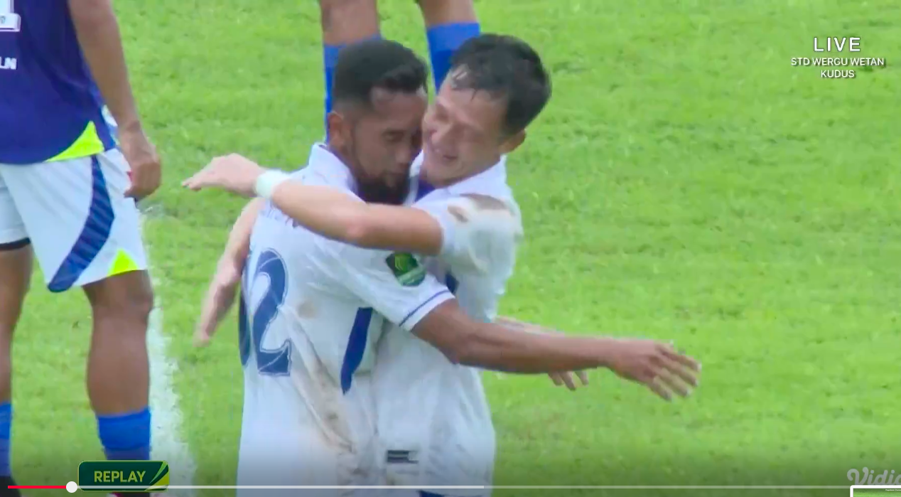 Beni Okto berselebrasi dengan Takumu. Persiba imbang 1-1 atas Persiku di babak pertama.