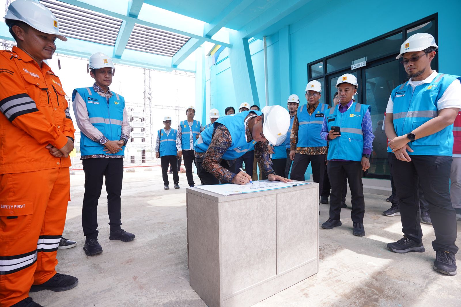 Dirut PLN Darmawan Prasodjo menuliskan Safety Notes sebagai komitmen penerapan K3 saat kunjungan kerja di GI 150 kV Batulicin Baru/Setangga, Kabupaten Tanah Bumbu.