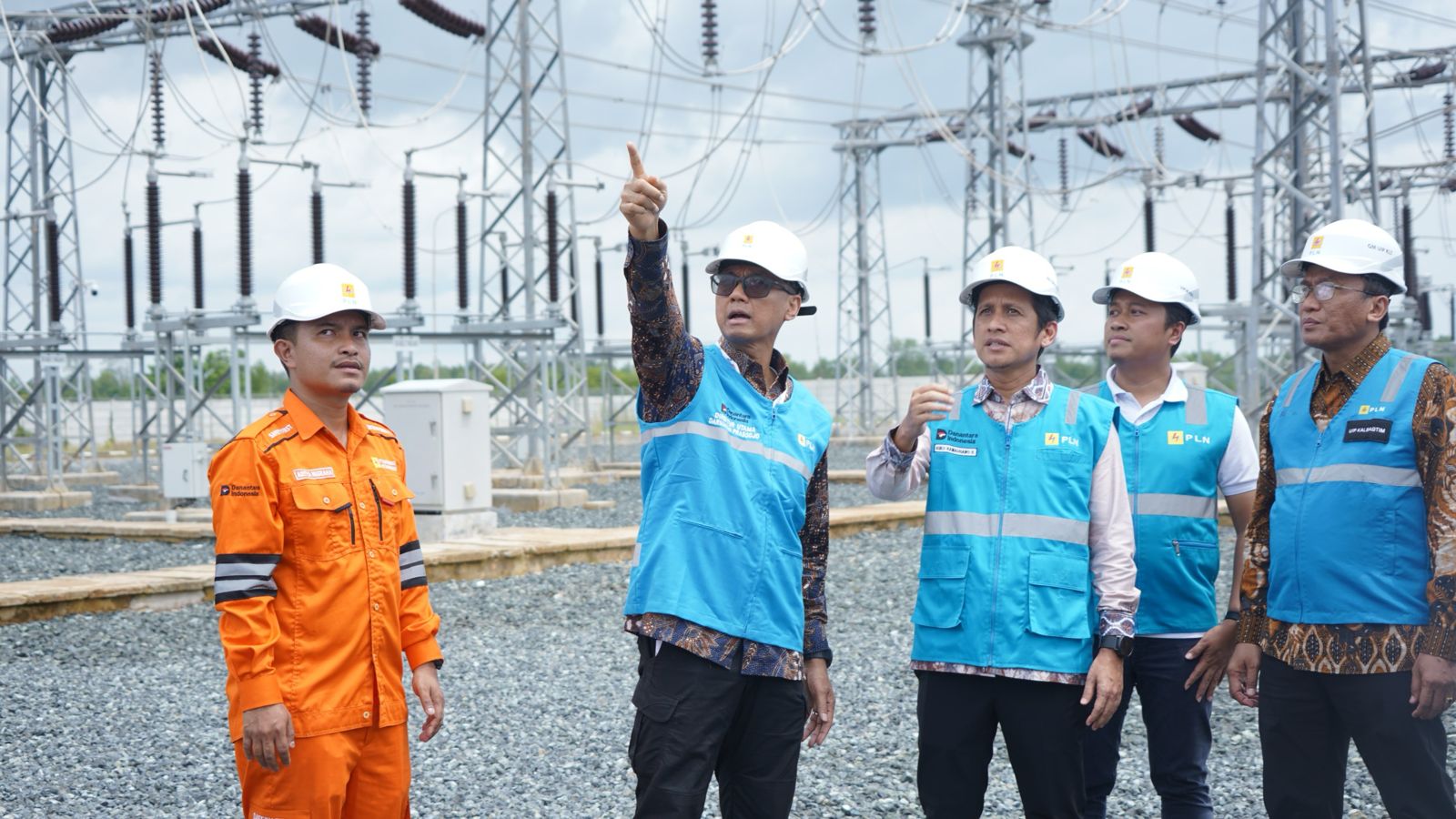 MENINJAU LANGSUNG: Dirut PLN Darmawan Prasodjo meninjau langsung instalasi kelistrikan di GI 150 kV Batulicin Baru/Setangga.
