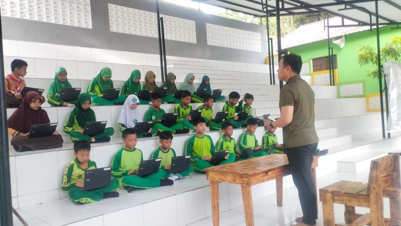 SEDIKIT BERBEDA: Siswa saat mengikuti kegiatan belajar mengajar di gazebo dengan konsep kelas terbuka. DISDIKBUD FOR KALTIM POST