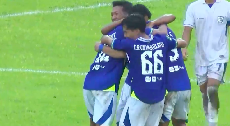 Pemain Persiku Kudus berselebrasi setelah berbalik unggul 2-1 atas Persiba Balikpapan.