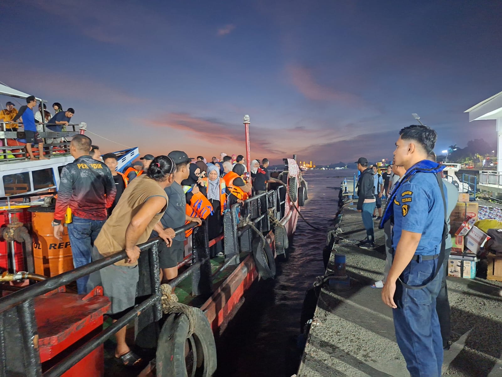 EVAKUASI: Kapal wisata KM Teman Bejalanan mengalami kebakaran saat berlayar di perairan Sungai Mahakam, Sabtu (17/1).&nbsp;