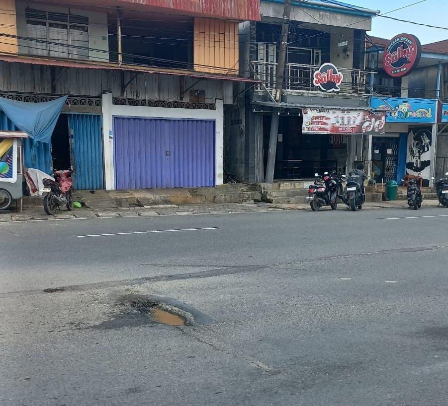 BERLUBANG: Kondisi ruas Jalan RE Martadinata yang membutuhkan perbaikan karena status jalan ini sudah menjadi kewenangan Pemprov Kaltim. (ADIEL KUNDHARA/KP)