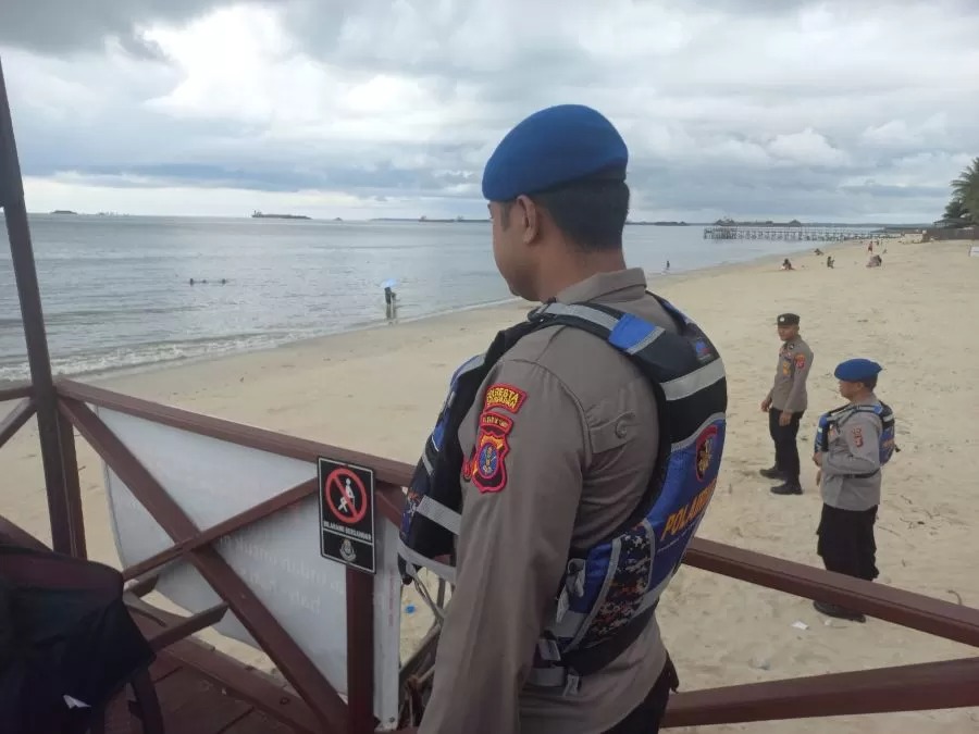 PANTAU: Petugas Satpolairud memantau aktivitas masyarakat di pantai selama libur panjang.