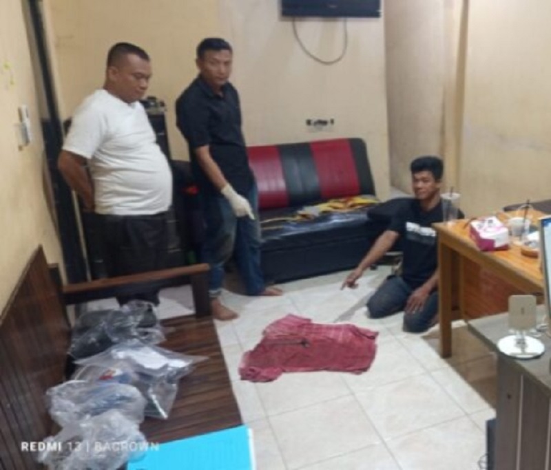 PEMBUNUHAN: Polisi Polsek Balikpapan Barat menunjukkan baju korban pembunuhan di kawasan Gunung Bugis.