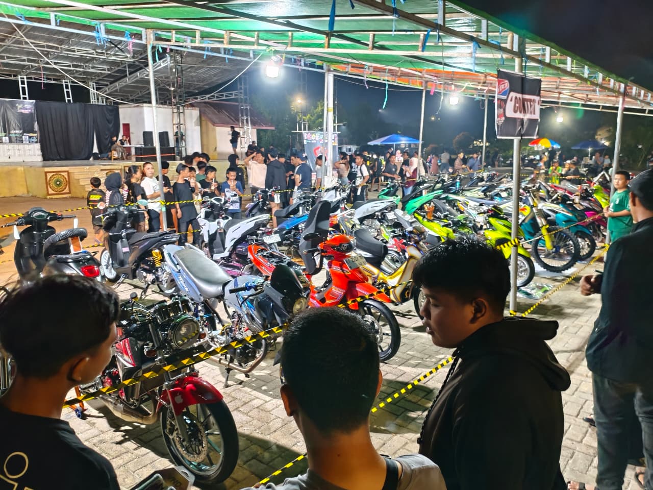 MERIAH: Deretan motor peserta berjajar di area kontes Muara Jawa Modification Contest Seri 2 di Lapangan Sudirman, Muara Jawa, Sabtu malam, 17 Januari 2026.