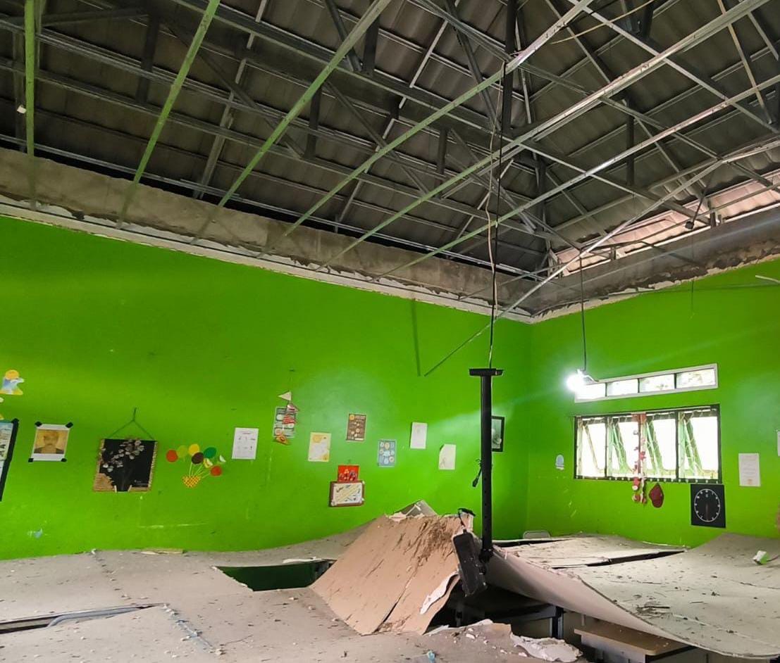 Plafon ruang kelas SD Negeri 007 Bontang Utara ambruk dan menimpa meja serta kursi siswa. Peristiwa terjadi saat libur sekolah sehingga tidak menimbulkan korban.