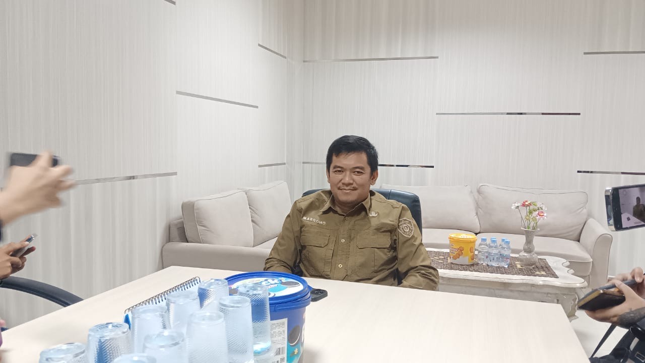 Margono Hadi Sutanto, Kepala Dinas KUKM Perindag PPU, saat menjelaskan progres gerai Kopdes Merah Putih di wilayah Penajam Paser Utara.