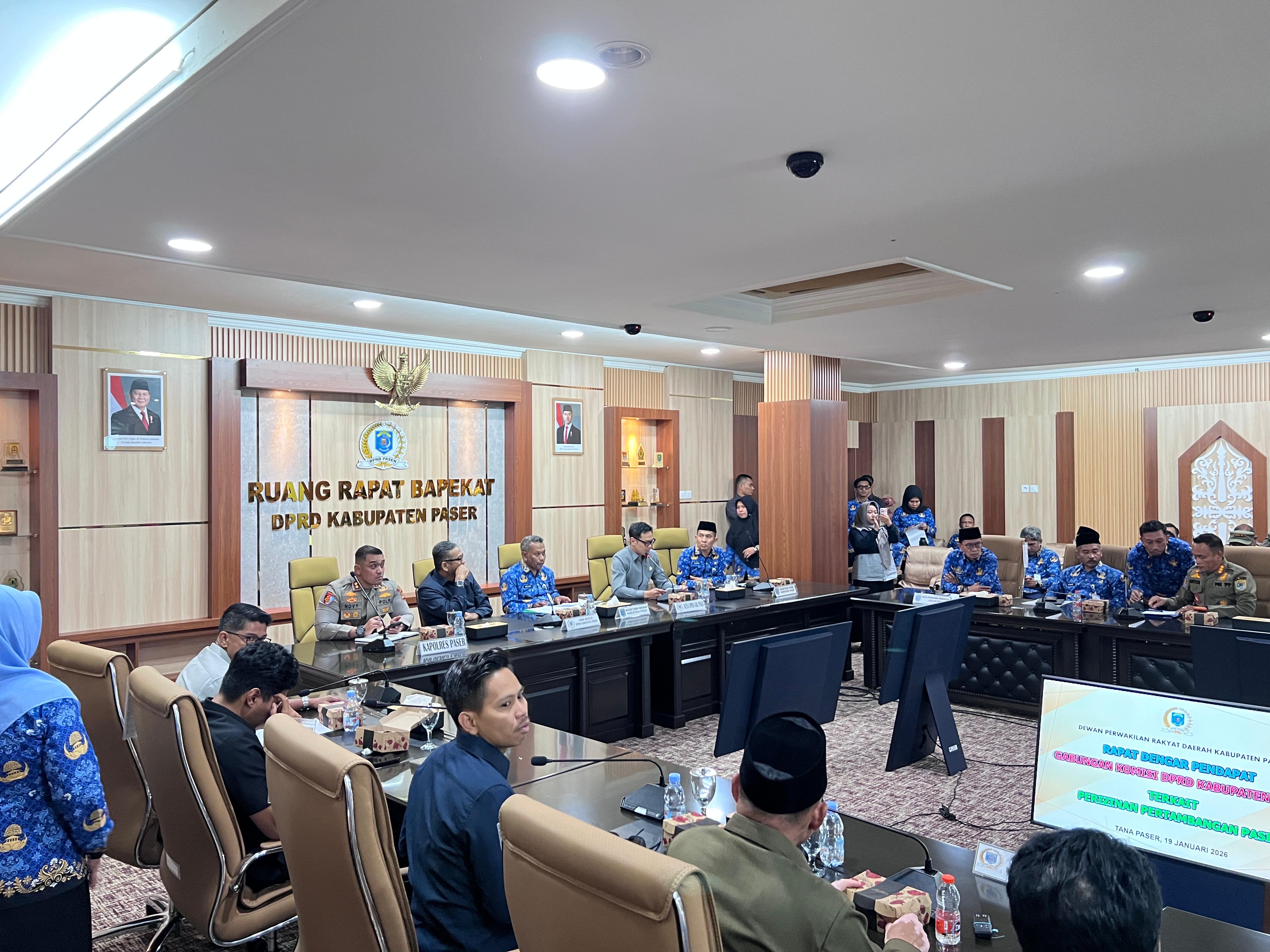 MASALAH: Pemkab Paser diminta segera mencarikan solusi permasalahan penambangan pasir yang menyebabkan stoknya aktivitas tambang oleh masyarakat.